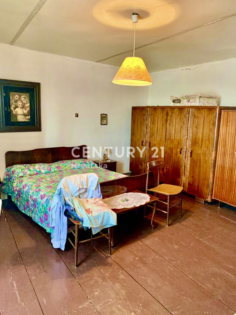 BALE, KAMNITA HIŠA V VRSTI Z VELIKIM POTENCIALOM