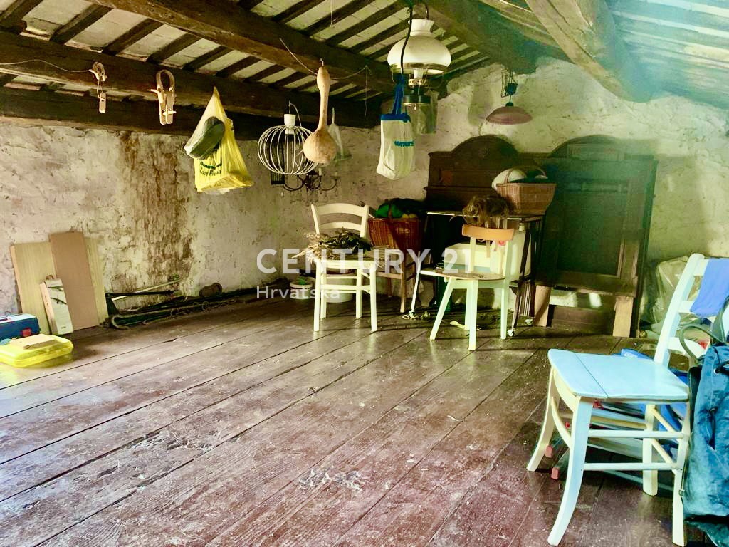 BALE, KAMNITA HIŠA V VRSTI Z VELIKIM POTENCIALOM