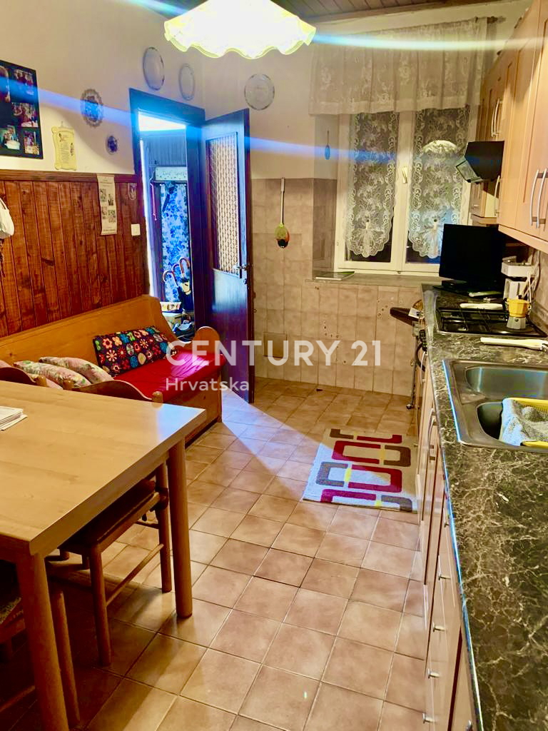 BALE, KAMNITA HIŠA V VRSTI Z VELIKIM POTENCIALOM