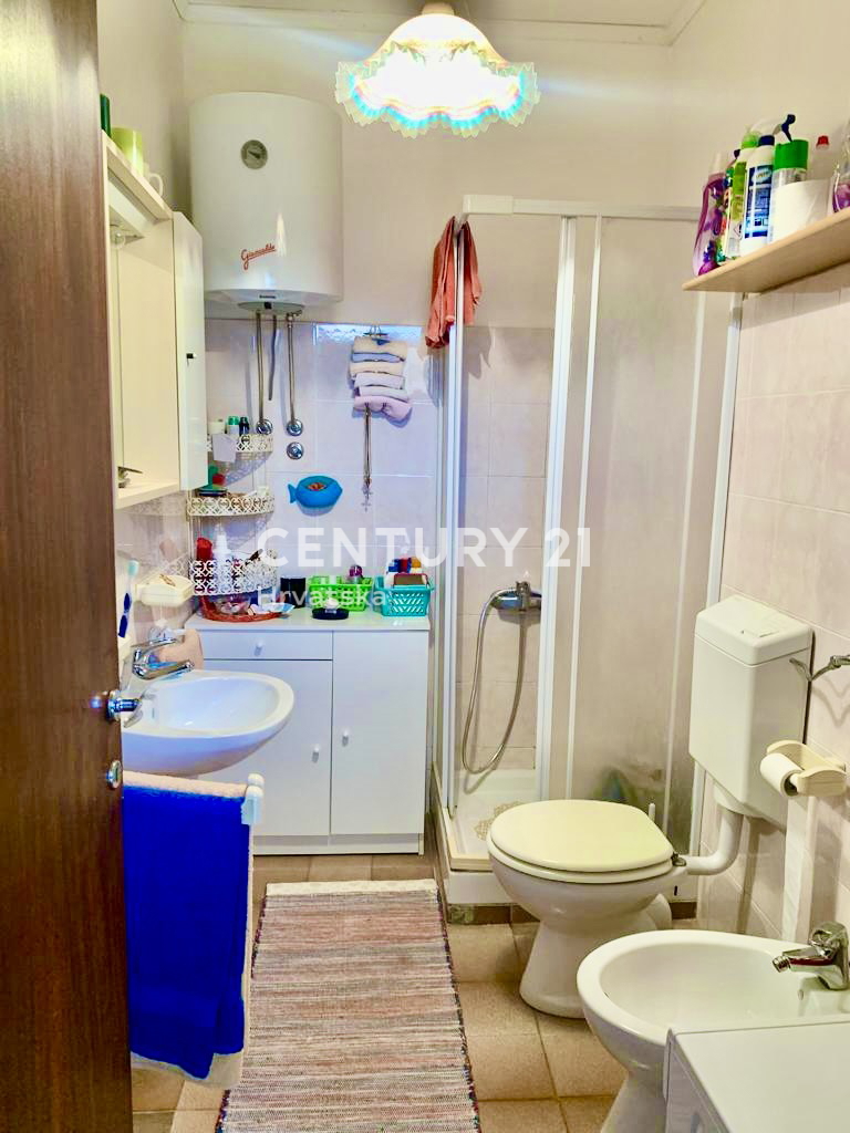 BALE, KAMNITA HIŠA V VRSTI Z VELIKIM POTENCIALOM