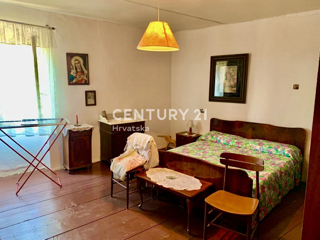 BALE, KAMNITA HIŠA V VRSTI Z VELIKIM POTENCIALOM