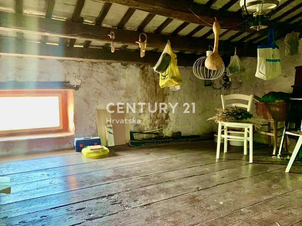 BALE, KAMNITA HIŠA V VRSTI Z VELIKIM POTENCIALOM