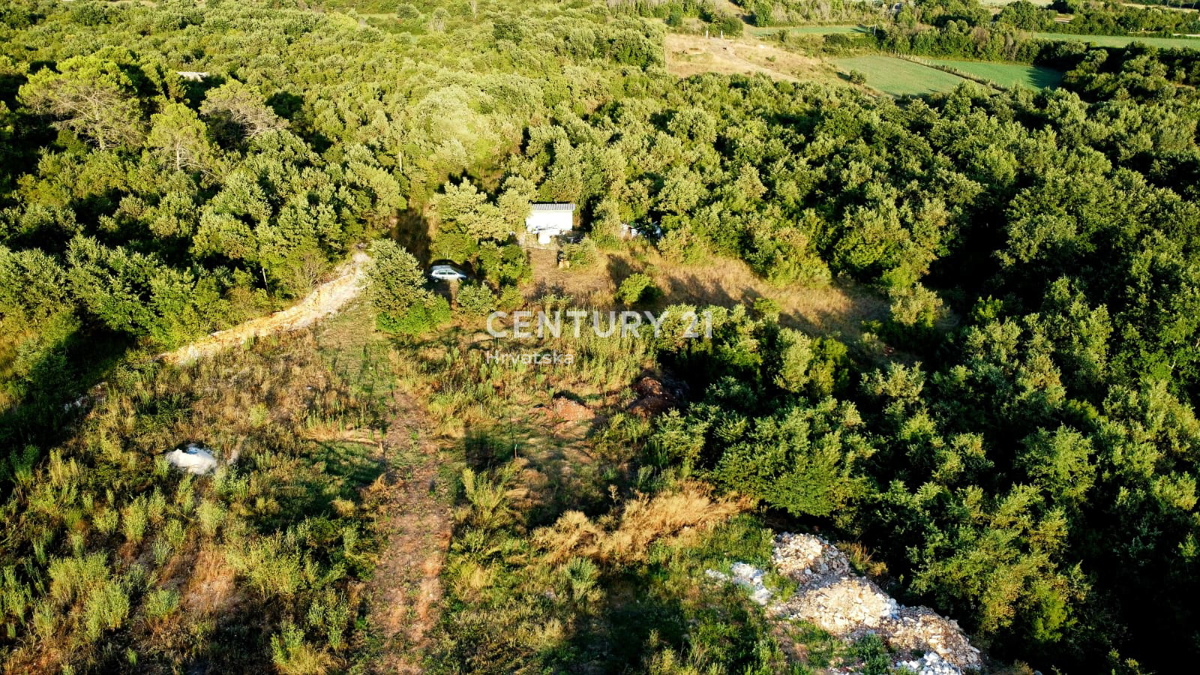 VODNJAN, GRADBENO ZEMLJIŠČE NA OSAMLJENI LOKACIJI Z GRADBENO DOVOLJENJEM