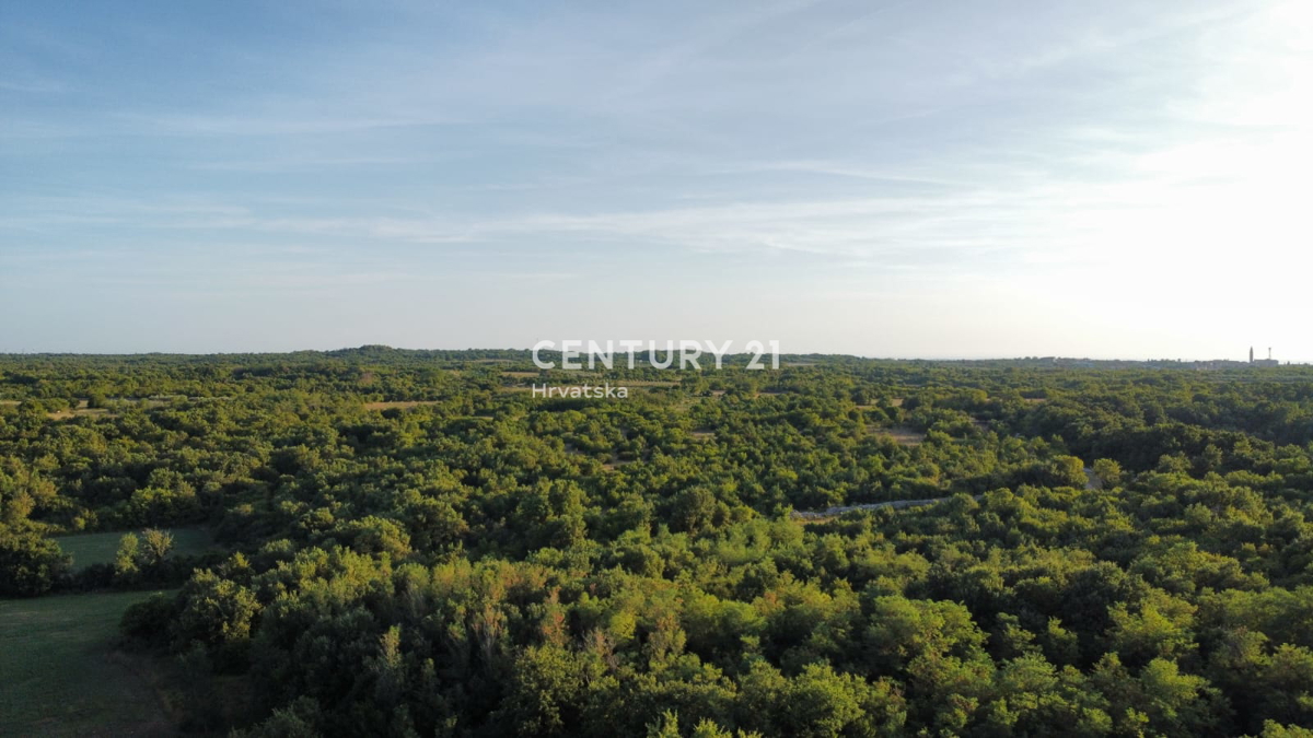 VODNJAN, GRADBENO ZEMLJIŠČE NA OSAMLJENI LOKACIJI Z GRADBENO DOVOLJENJEM