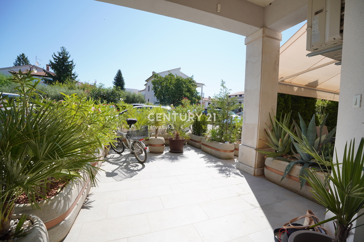 POREČ, PRODAJA SE TROSOBNO STANOVANJE, PRIZEMLJE Z VRTOM, SAMO 600 M OD MORJA