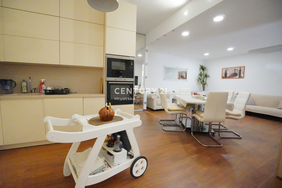 POREČ, PRODAJA SE TROSOBNO STANOVANJE, PRIZEMLJE Z VRTOM, SAMO 600 M OD MORJA