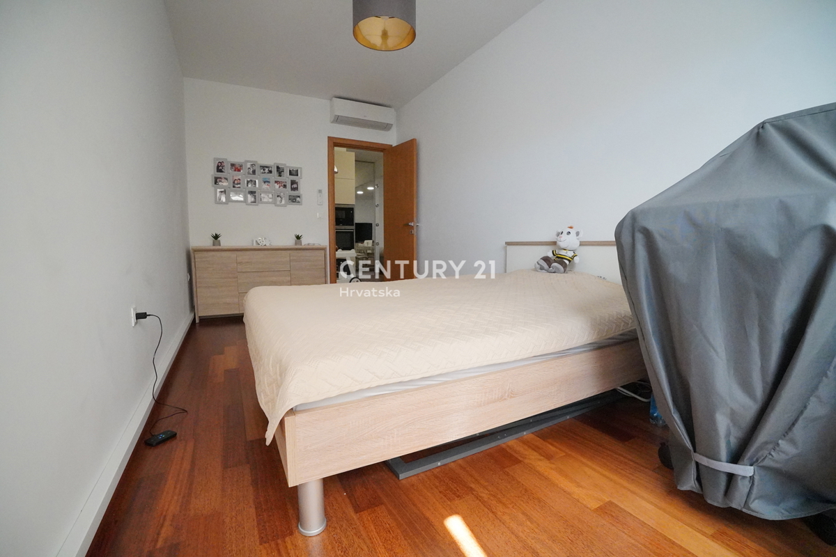 POREČ, PRODAJA SE TROSOBNO STANOVANJE, PRIZEMLJE Z VRTOM, SAMO 600 M OD MORJA