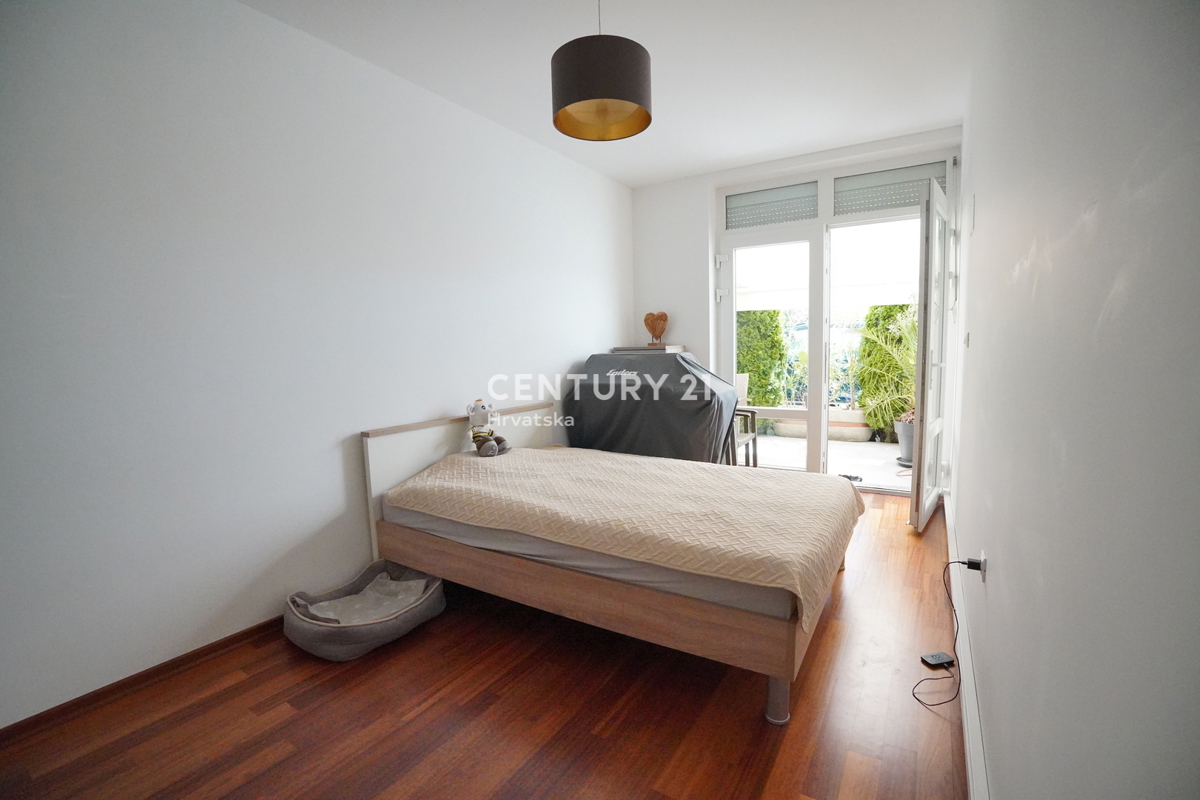 POREČ, PRODAJA SE TROSOBNO STANOVANJE, PRIZEMLJE Z VRTOM, SAMO 600 M OD MORJA