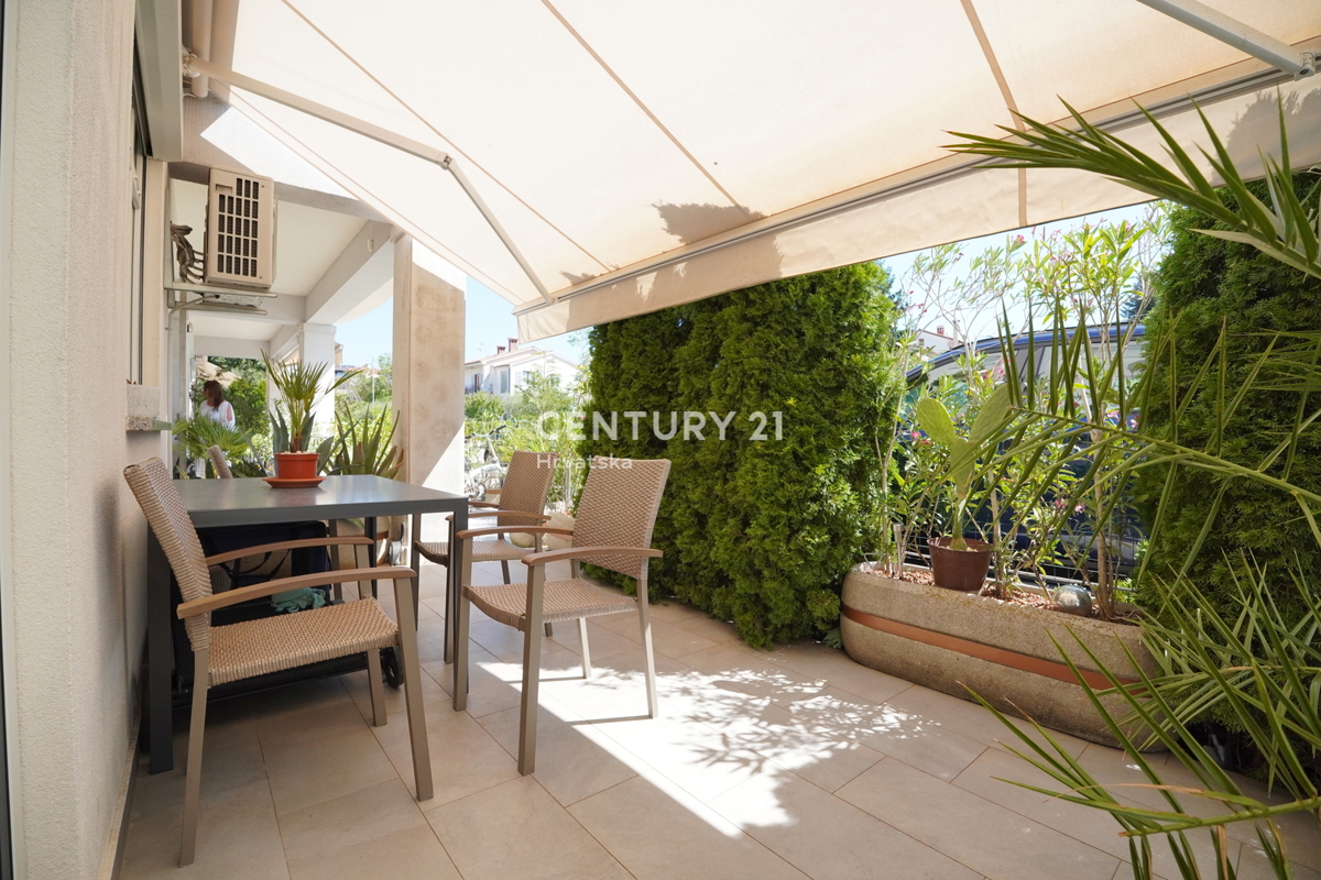 POREČ, PRODAJA SE TROSOBNO STANOVANJE, PRIZEMLJE Z VRTOM, SAMO 600 M OD MORJA