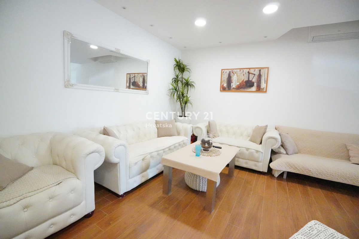 POREČ, PRODAJA SE TROSOBNO STANOVANJE, PRIZEMLJE Z VRTOM, SAMO 600 M OD MORJA