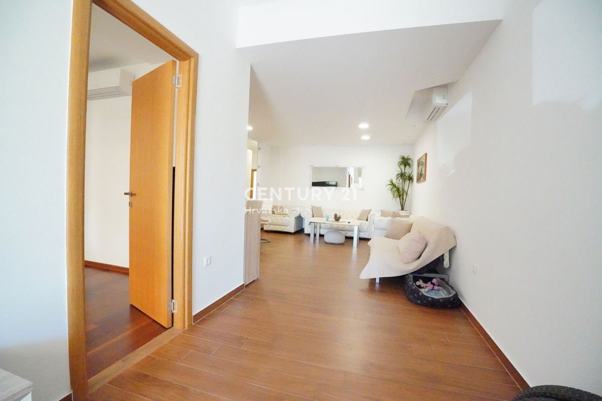 POREČ, PRODAJA SE TROSOBNO STANOVANJE, PRIZEMLJE Z VRTOM, SAMO 600 M OD MORJA