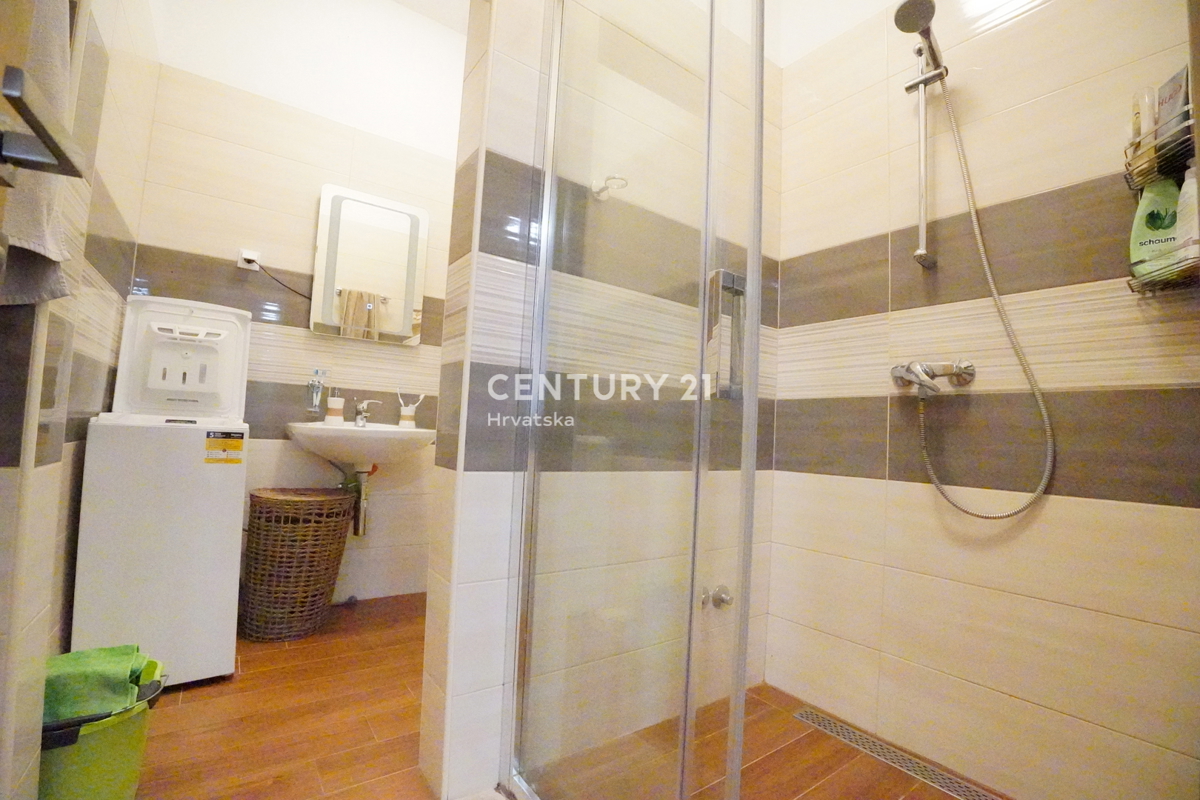 POREČ, PRODAJA SE TROSOBNO STANOVANJE, PRIZEMLJE Z VRTOM, SAMO 600 M OD MORJA