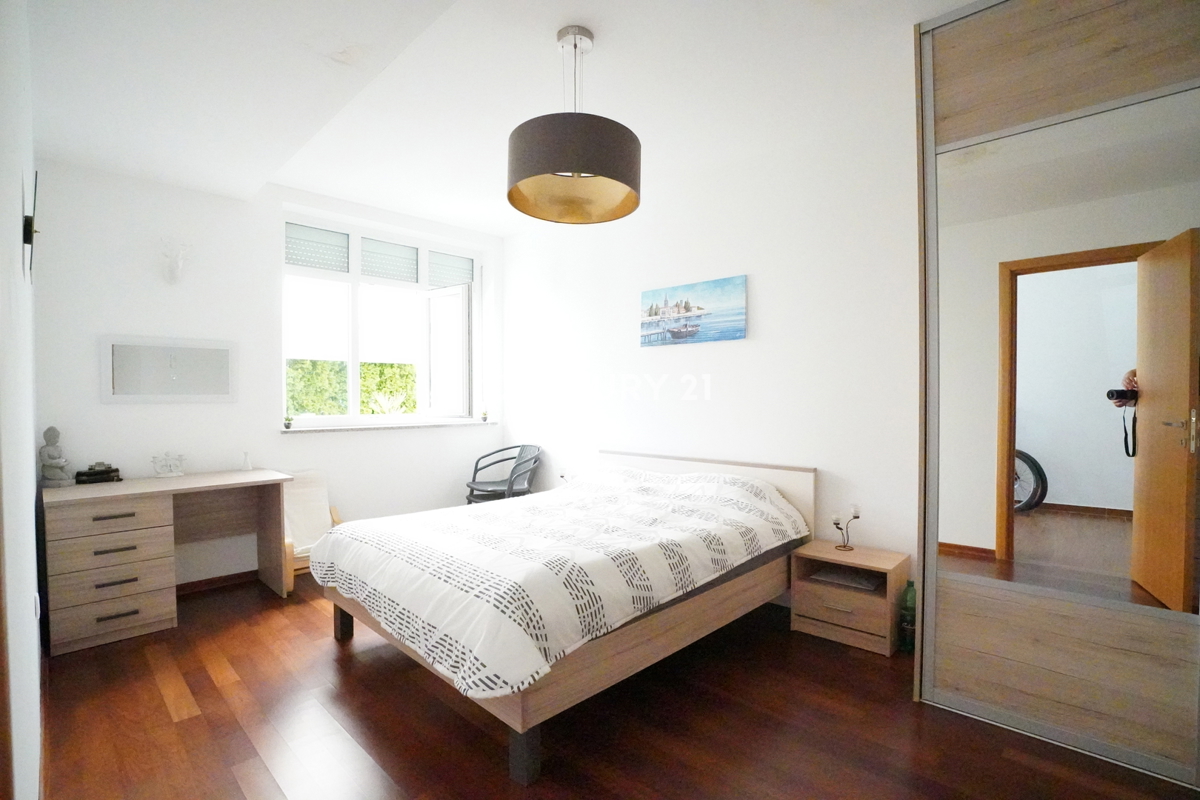 POREČ, PRODAJA SE TROSOBNO STANOVANJE, PRIZEMLJE Z VRTOM, SAMO 600 M OD MORJA