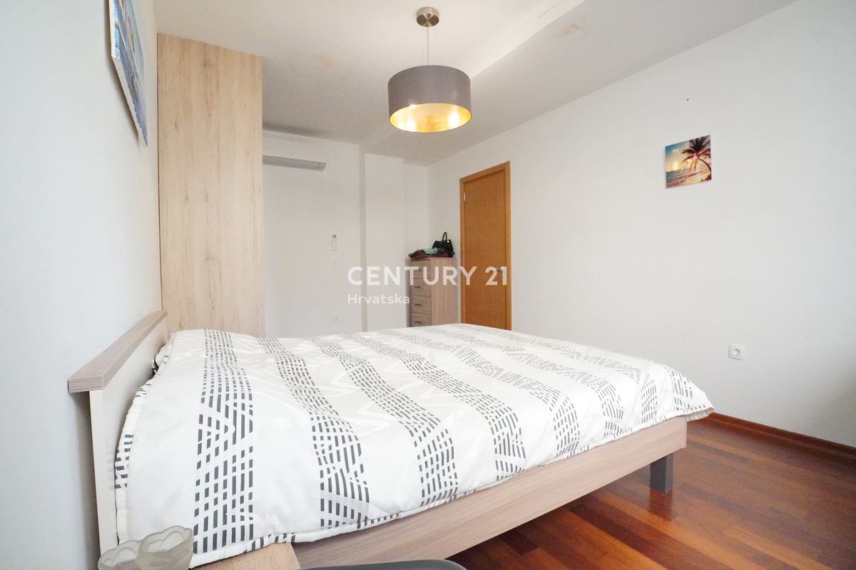 POREČ, PRODAJA SE TROSOBNO STANOVANJE, PRIZEMLJE Z VRTOM, SAMO 600 M OD MORJA