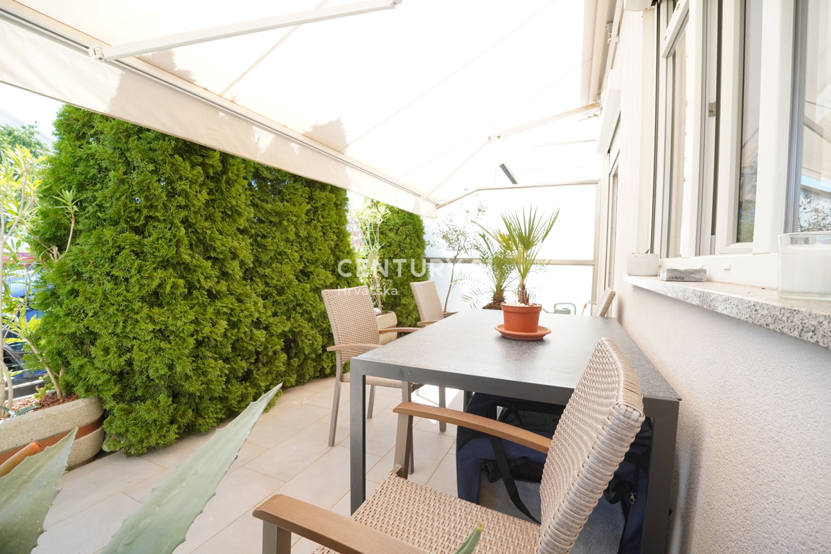 POREČ, PRODAJA SE TROSOBNO STANOVANJE, PRIZEMLJE Z VRTOM, SAMO 600 M OD MORJA