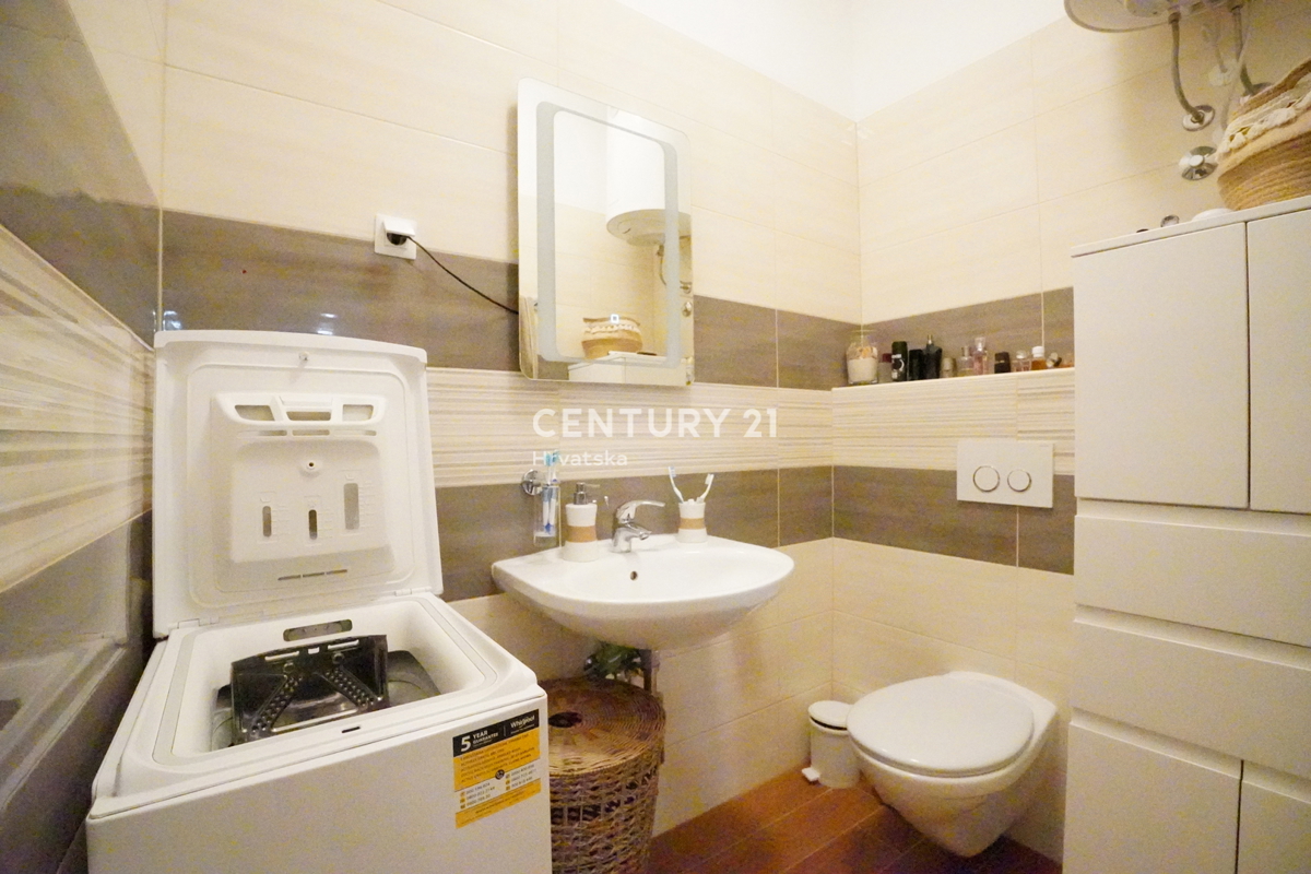 POREČ, PRODAJA SE TROSOBNO STANOVANJE, PRIZEMLJE Z VRTOM, SAMO 600 M OD MORJA