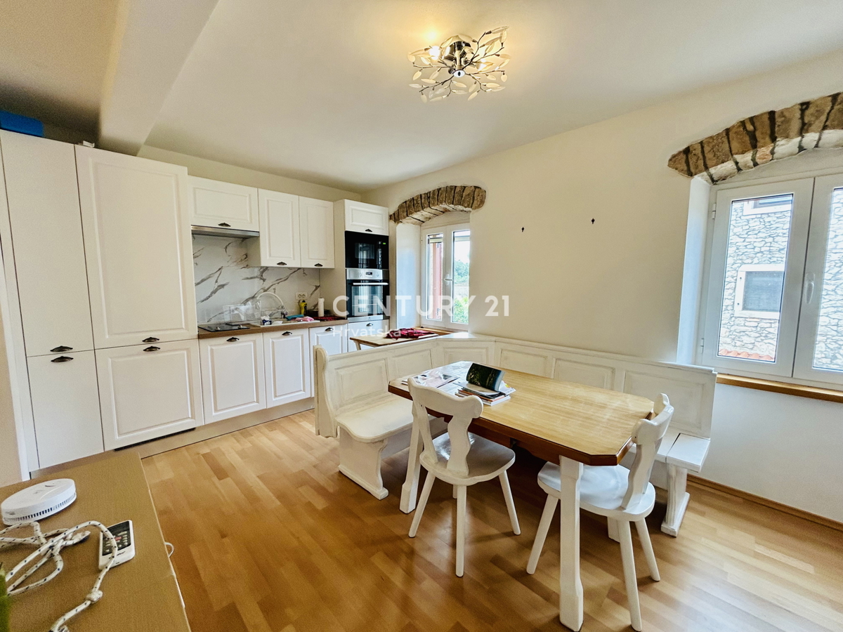 BRTONIGLA, OKOLICA, DVOSOBNO STANOVANJE LE 5 KM OD MORJA