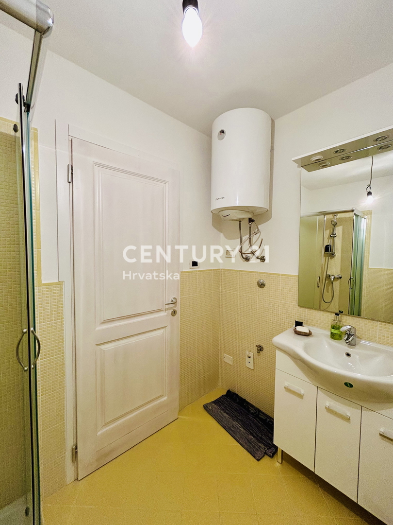 BRTONIGLA, OKOLICA, DVOSOBNO STANOVANJE LE 5 KM OD MORJA