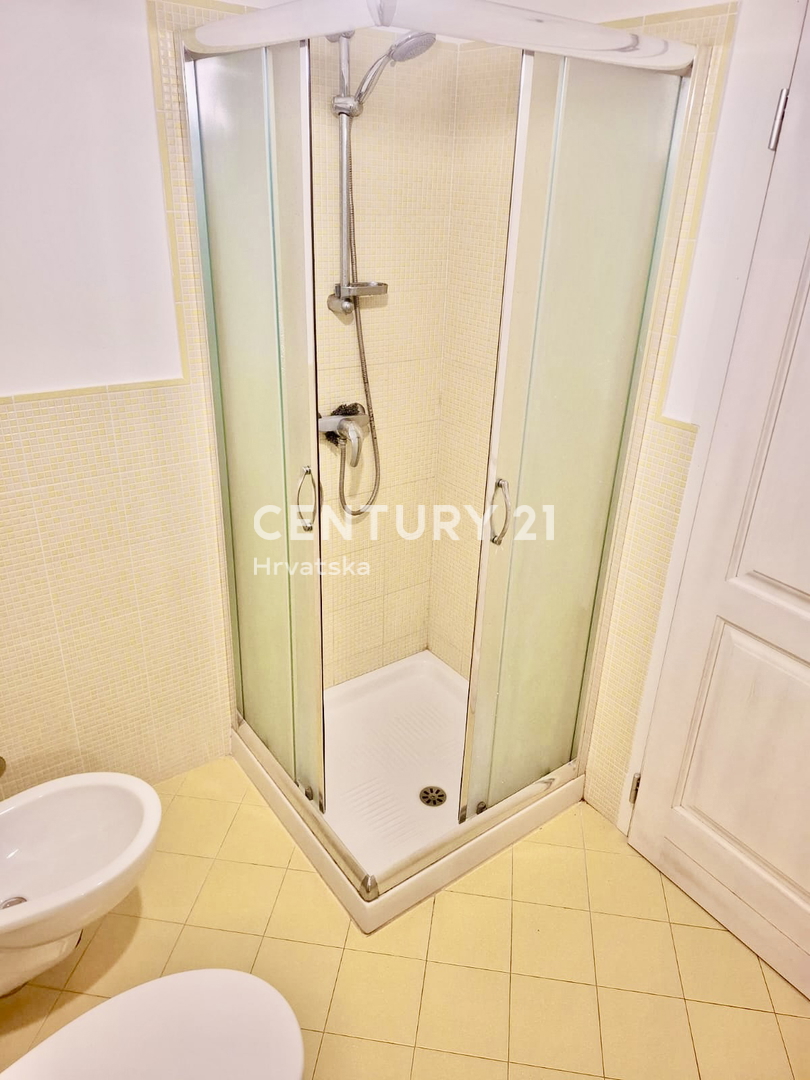 BRTONIGLA, OKOLICA, DVOSOBNO STANOVANJE LE 5 KM OD MORJA