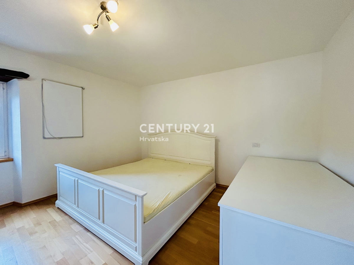 BRTONIGLA, OKOLICA, DVOSOBNO STANOVANJE LE 5 KM OD MORJA