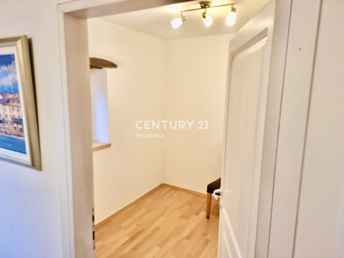 BRTONIGLA, OKOLICA, DVOSOBNO STANOVANJE LE 5 KM OD MORJA