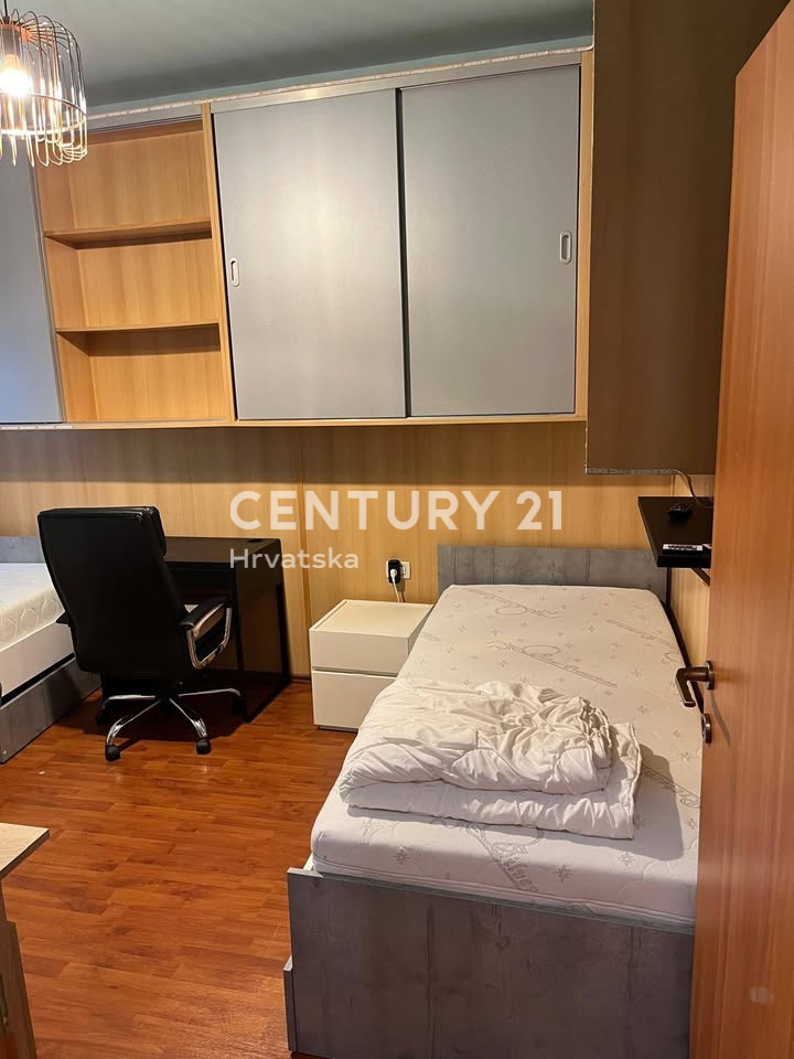 POREČ, PRODAJA SE DVOSOBNO STANOVANJE, CENTER MESTA 100 M OD MORJA