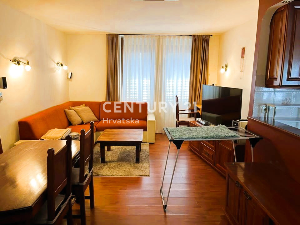 POREČ, PRODAJA SE DVOSOBNO STANOVANJE, CENTER MESTA 100 M OD MORJA