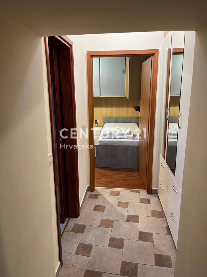 POREČ, PRODAJA SE DVOSOBNO STANOVANJE, CENTER MESTA 100 M OD MORJA