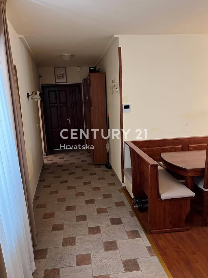 POREČ, PRODAJA SE DVOSOBNO STANOVANJE, CENTER MESTA 100 M OD MORJA