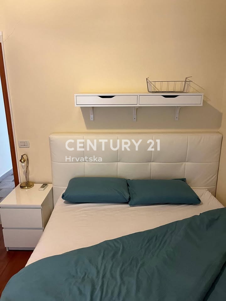 POREČ, PRODAJA SE DVOSOBNO STANOVANJE, CENTER MESTA 100 M OD MORJA