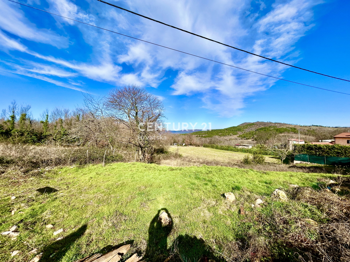 MOTOVUN, OKOLICA, ODLIČNO GRADBENO ZEMLJIŠČE S POGLEDOM NA NARAVO