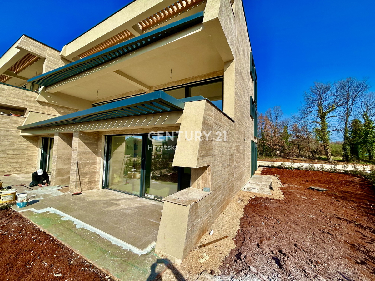 UMAG, OKOLICA, NOV STAN SAMO 150 METROV OD PLAŽE IN MORJA