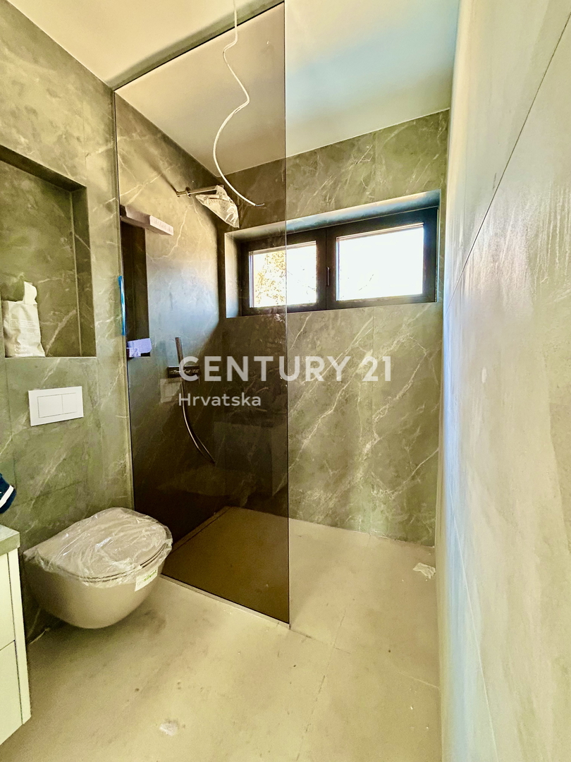 UMAG, OKOLICA, NOV STAN SAMO 150 METROV OD PLAŽE IN MORJA