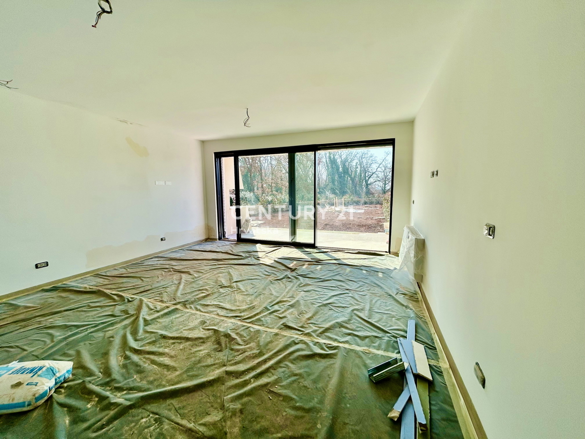 UMAG, OKOLICA, NOV STAN SAMO 150 METROV OD PLAŽE IN MORJA