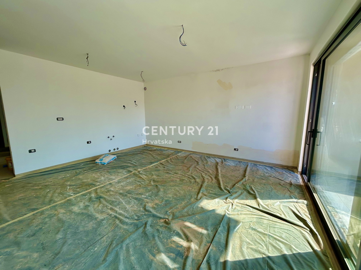 UMAG, OKOLICA, NOV STAN SAMO 150 METROV OD PLAŽE IN MORJA