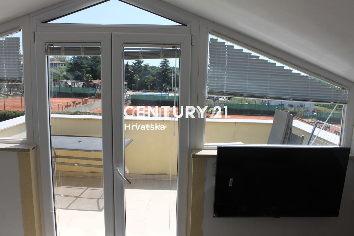 POREČ, PRODAJA SE STANOVANJE - DVA V ENEM S TERASO