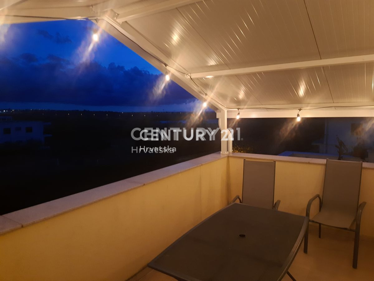 POREČ, PRODAJA SE STANOVANJE - DVA V ENEM S TERASO