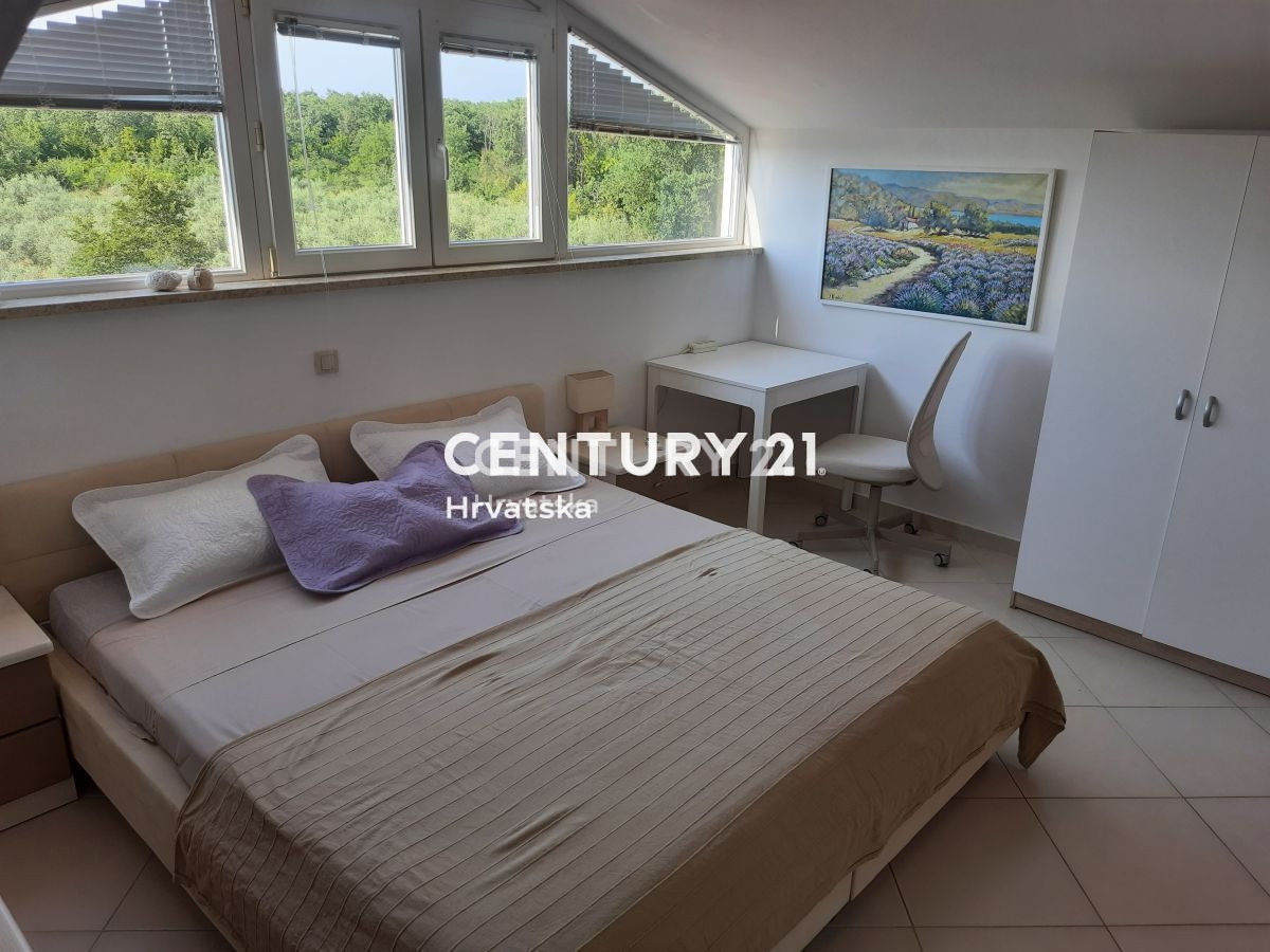 POREČ, PRODAJA SE STANOVANJE - DVA V ENEM S TERASO