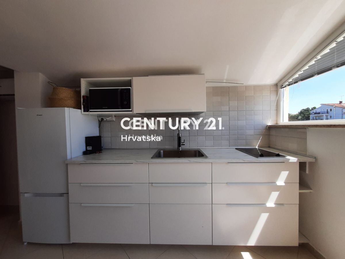 POREČ, PRODAJA SE STANOVANJE - DVA V ENEM S TERASO