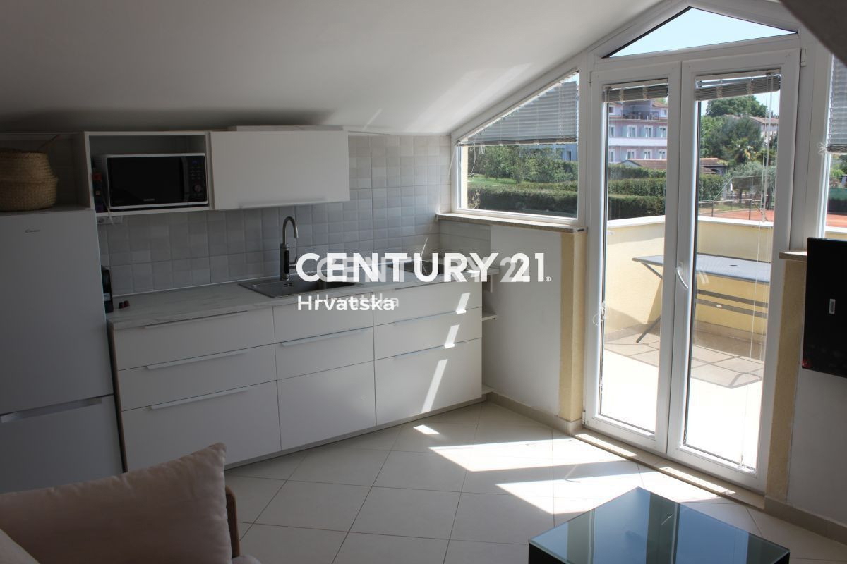 POREČ, PRODAJA SE STANOVANJE - DVA V ENEM S TERASO