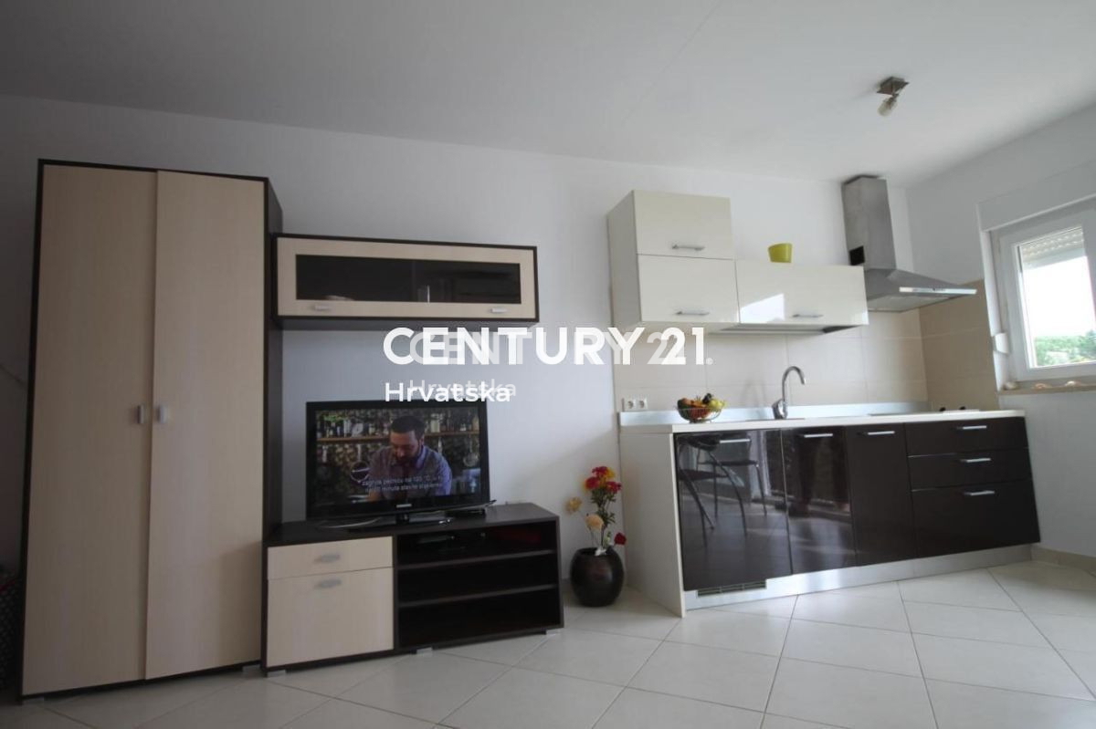 POREČ, PRODAJA SE STANOVANJE - DVA V ENEM S TERASO