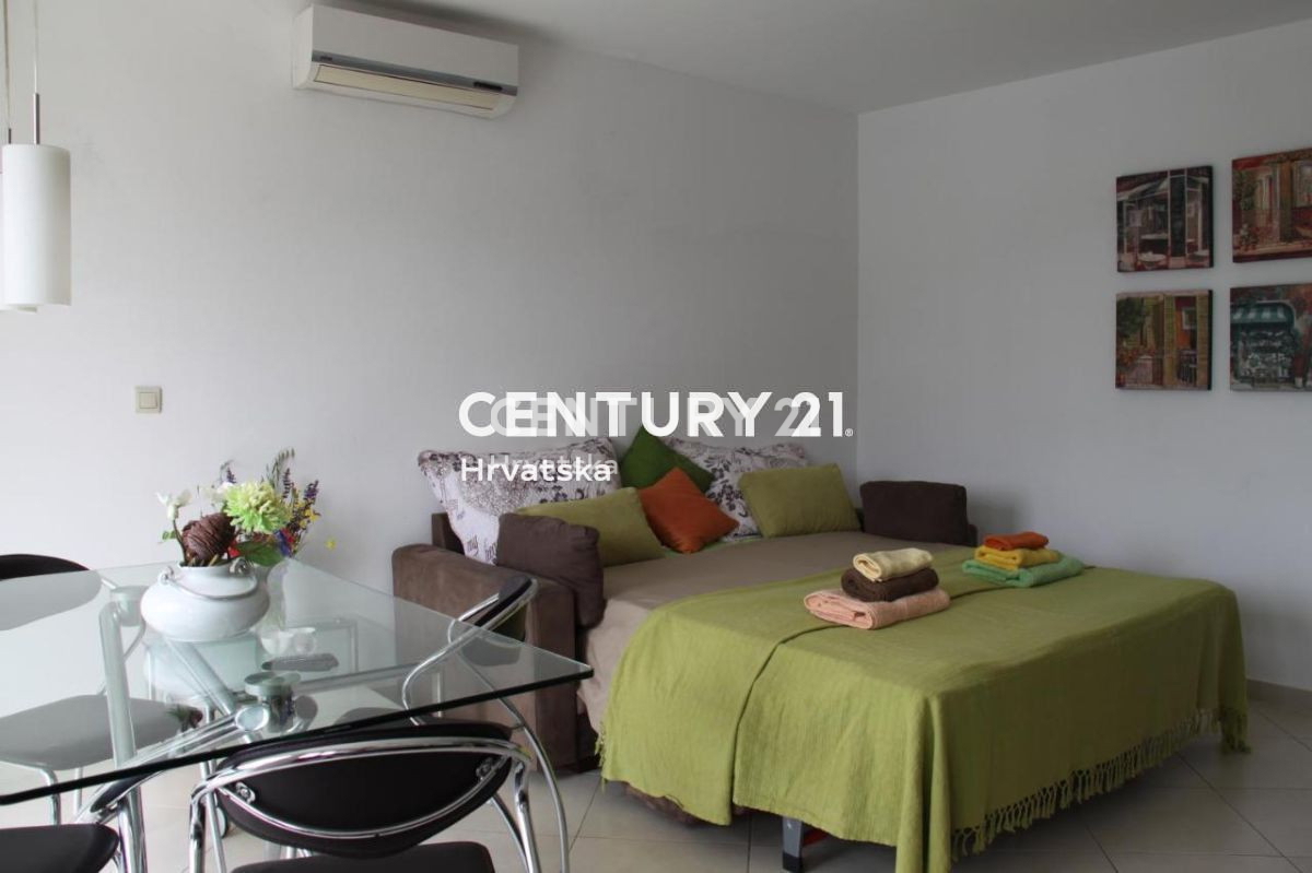 POREČ, PRODAJA SE STANOVANJE - DVA V ENEM S TERASO