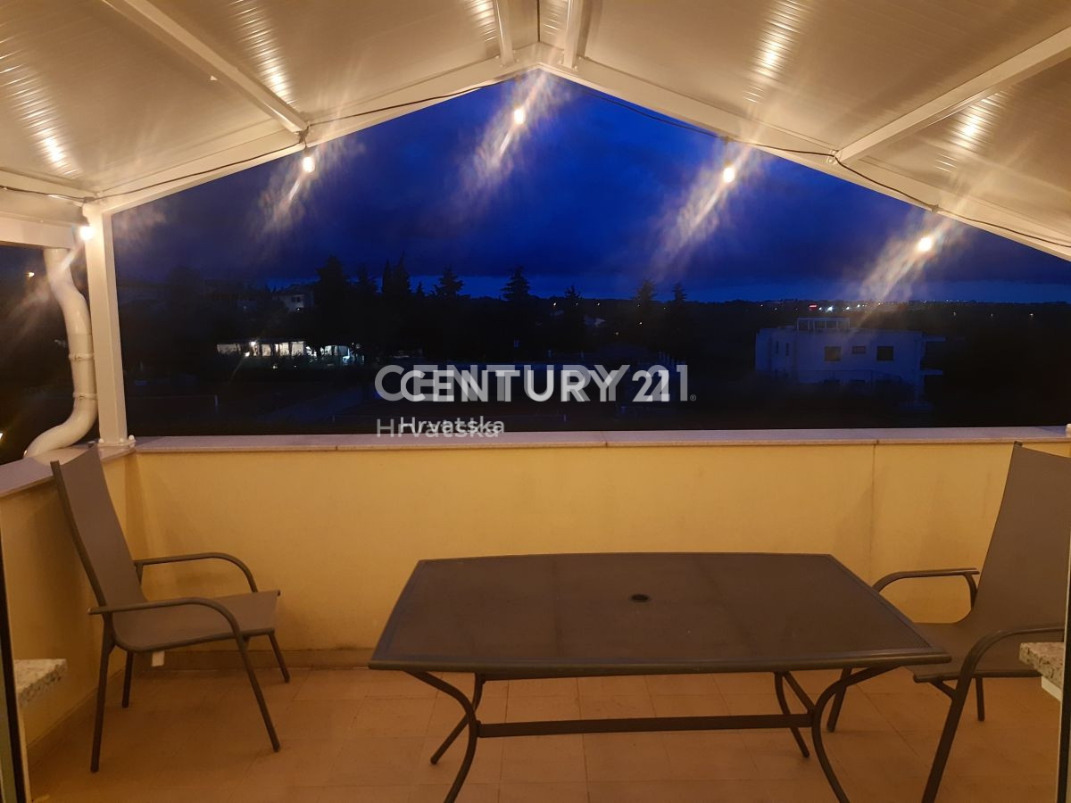 POREČ, PRODAJA SE STANOVANJE - DVA V ENEM S TERASO