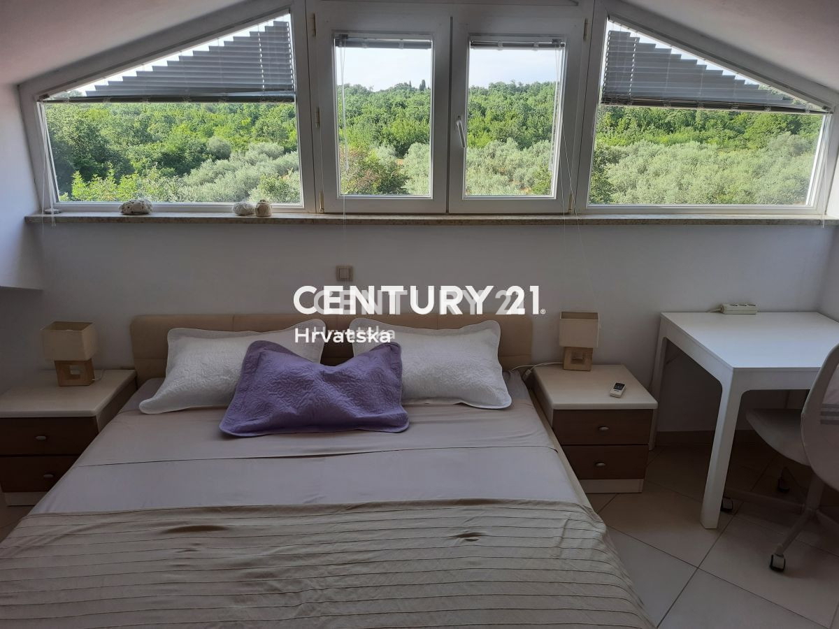 POREČ, PRODAJA SE STANOVANJE - DVA V ENEM S TERASO