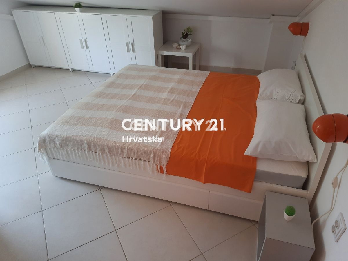 POREČ, PRODAJA SE STANOVANJE - DVA V ENEM S TERASO