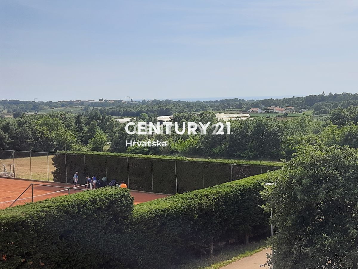 POREČ, PRODAJA SE STANOVANJE - DVA V ENEM S TERASO