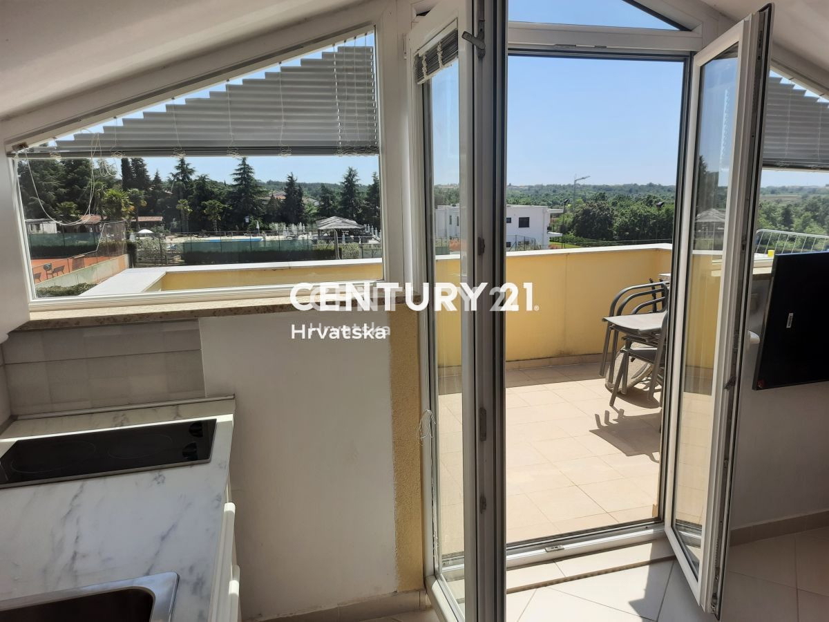 POREČ, PRODAJA SE STANOVANJE - DVA V ENEM S TERASO