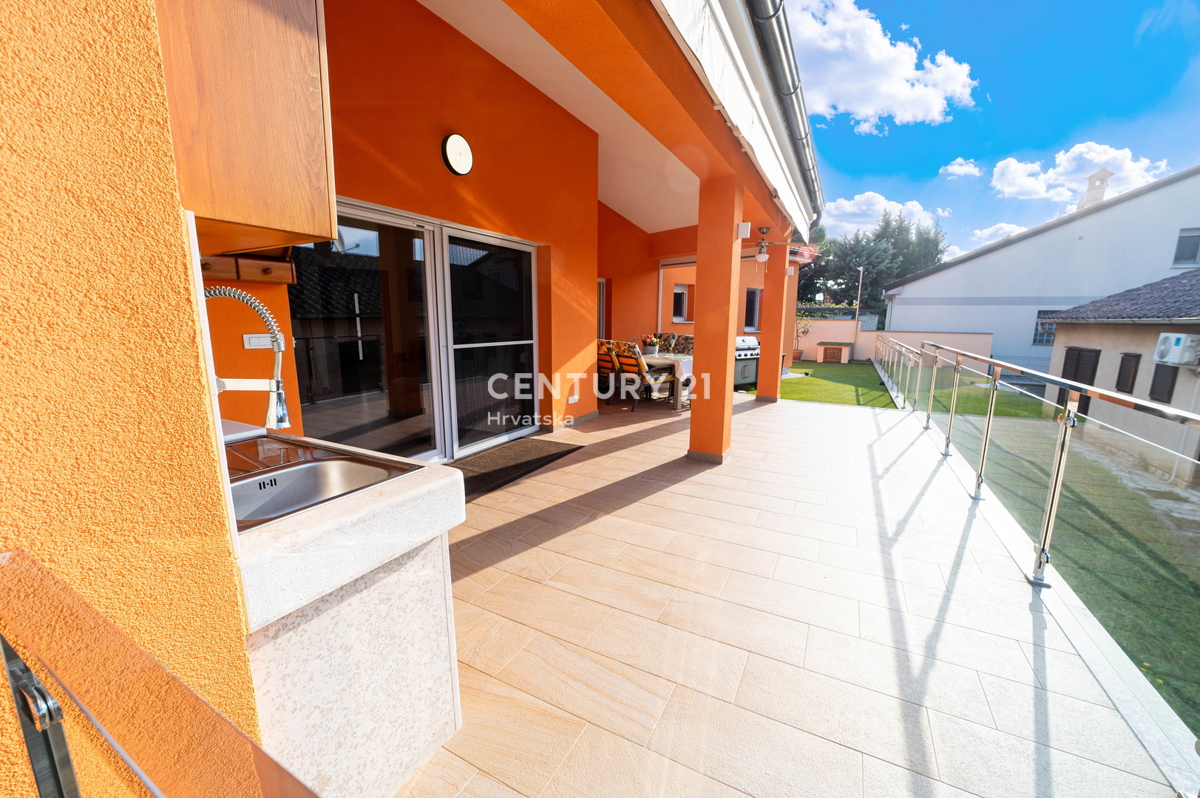 NOVIGRAD, VILA S BAZENOM, 50 METROV OD MORJA IN ČUDOVITIM POGLEDOM NA MORJE