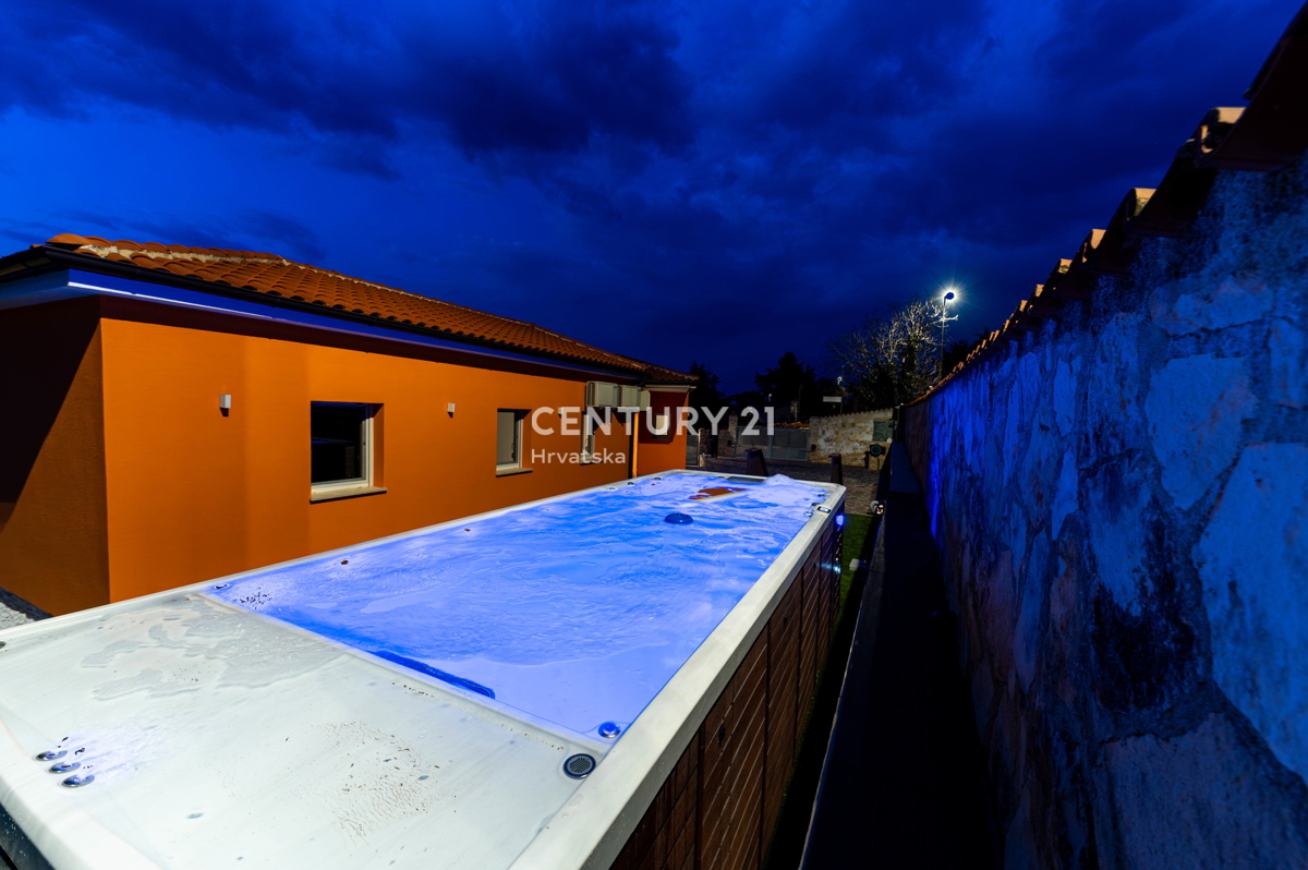 NOVIGRAD, VILA S BAZENOM, 50 METROV OD MORJA IN ČUDOVITIM POGLEDOM NA MORJE