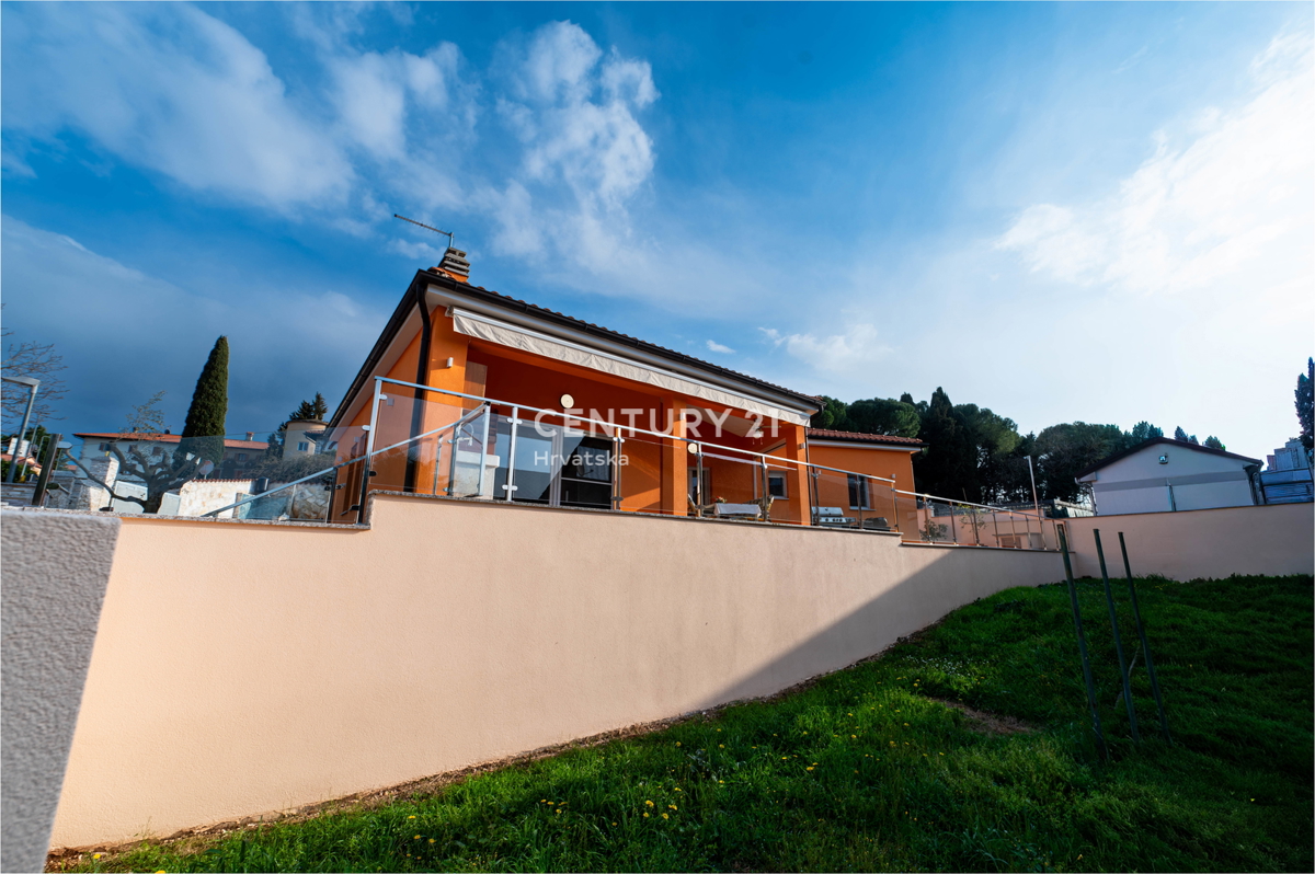 NOVIGRAD, VILA S BAZENOM, 50 METROV OD MORJA IN ČUDOVITIM POGLEDOM NA MORJE